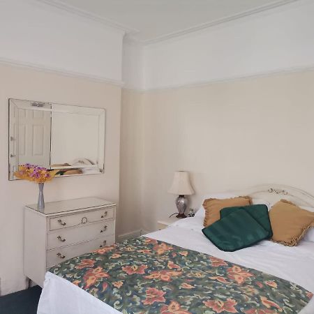 Double Room Available- London Seven Kings Seven Kings Train Station Илфорд Экстерьер фото