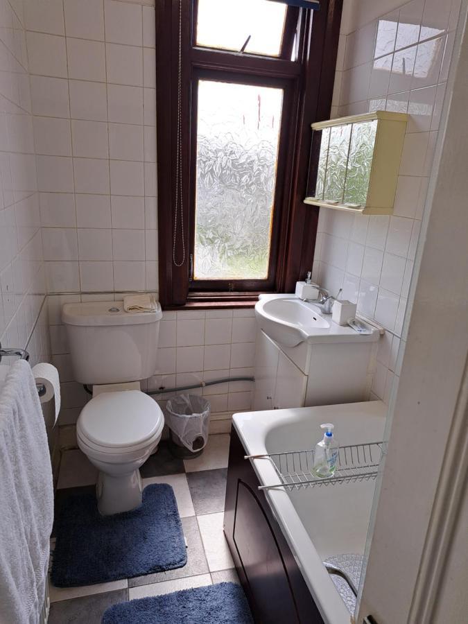 Double Room Available- London Seven Kings Seven Kings Train Station Илфорд Экстерьер фото