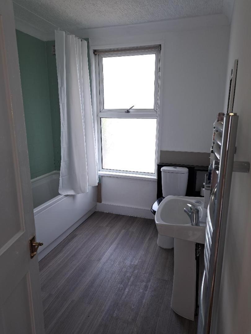 Double Room Available- London Seven Kings Seven Kings Train Station Илфорд Экстерьер фото